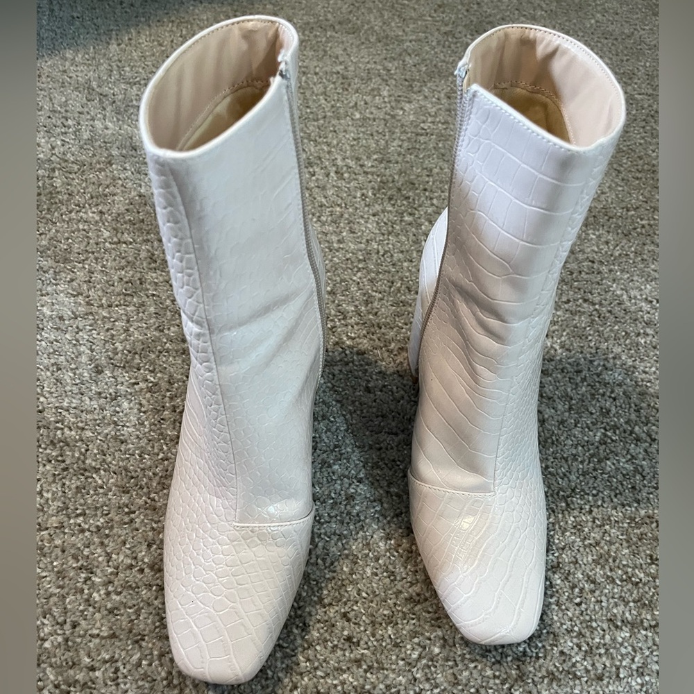 Lulus short light pink booties